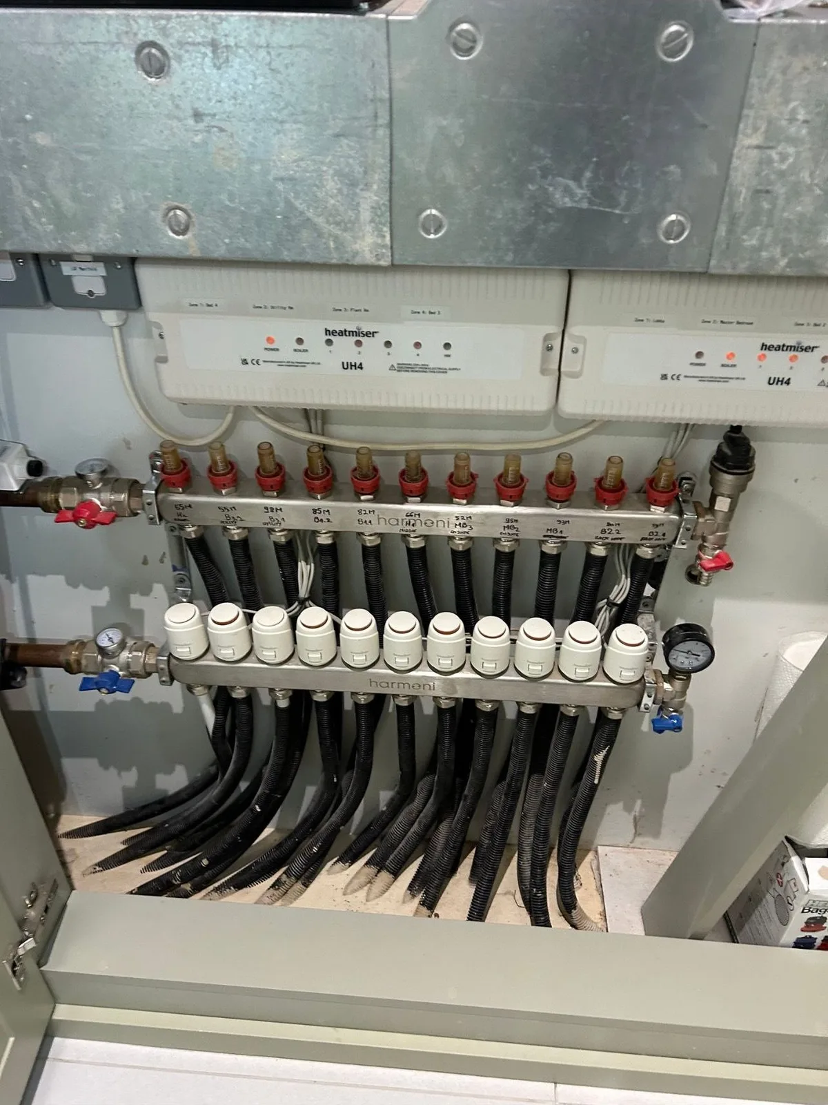 Underfloor heating manifold fitted with zone actuators